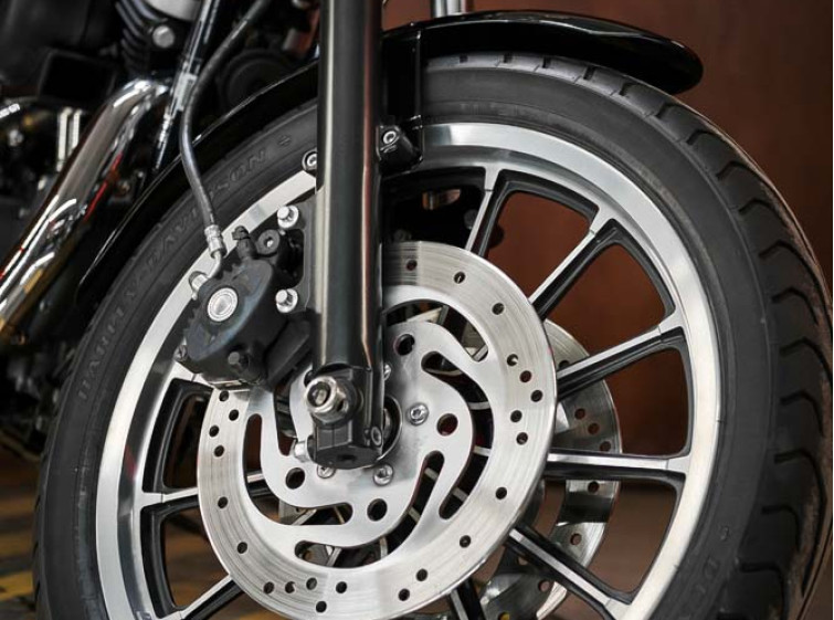 Мотоцикл Harley-Davidson 883R Состояние нового с пробегом 26684 км