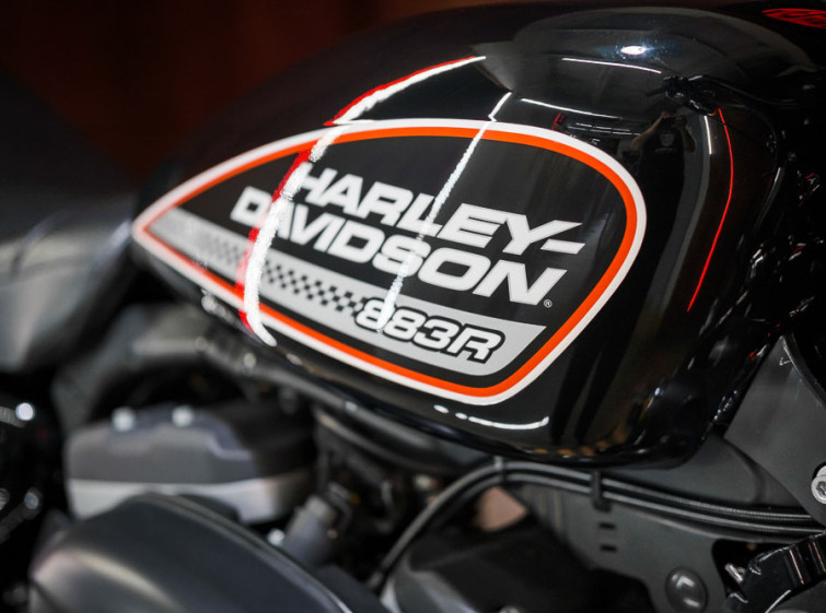 Мотоцикл Harley-Davidson 883R Состояние нового с пробегом 26684 км