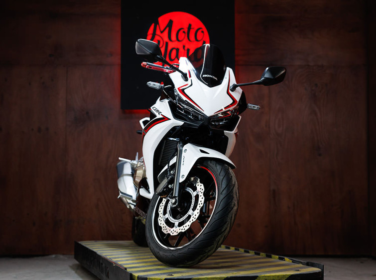 Мотоцикл Honda CBR400R з пробігом 10797 км