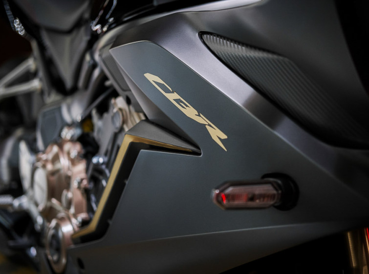 Мотоцикл Honda CBR650R макс Комплектация состояние Нового с пробегом 4089 км