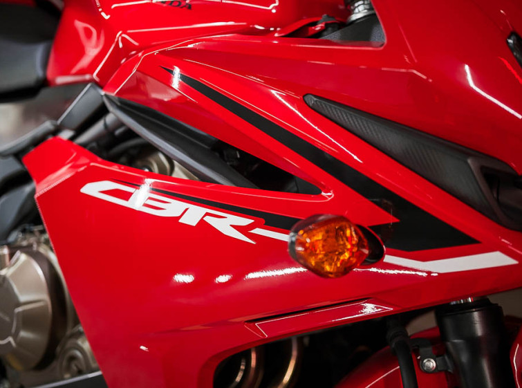 Мотоцикл Honda CBR400R Состояние нового с пробегом 4938 км