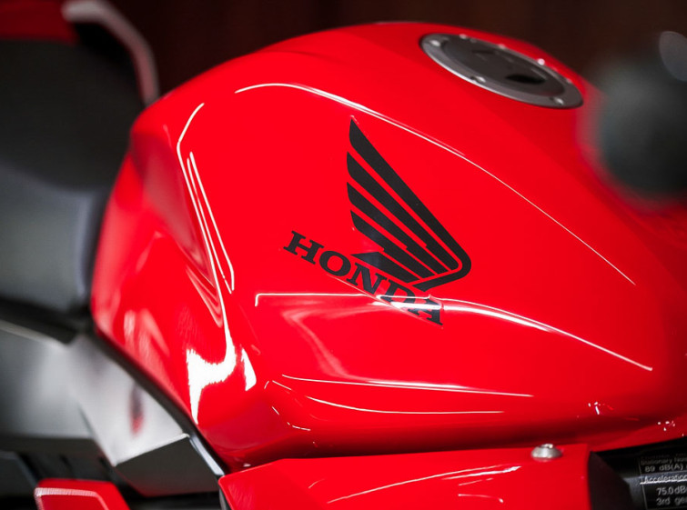 Мотоцикл Honda CBR400R Состояние нового с пробегом 4938 км