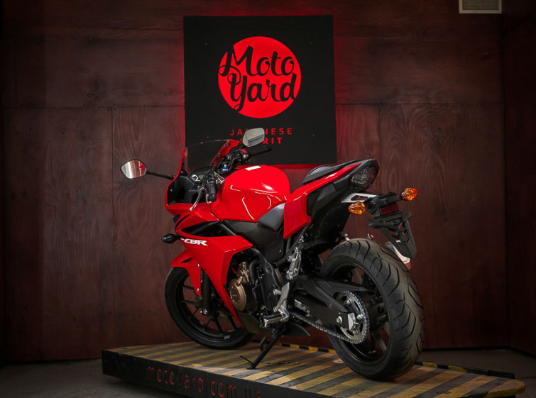 Мотоцикл Honda CBR400R Состояние нового с пробегом 4938 км