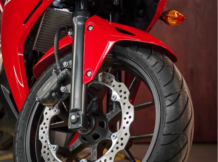 Мотоцикл Honda CBR400R Состояние нового с пробегом 4938 км