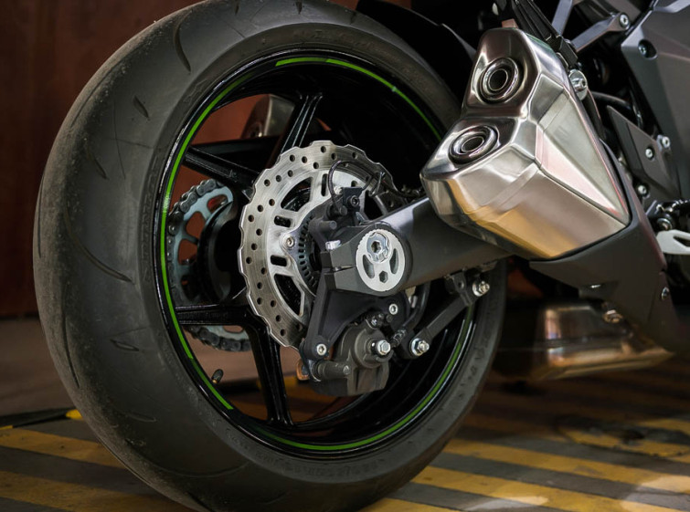 Мотоцикл Kawasaki Z1000 Состояние нового Максимальная комплектация с пробегом 4255 км