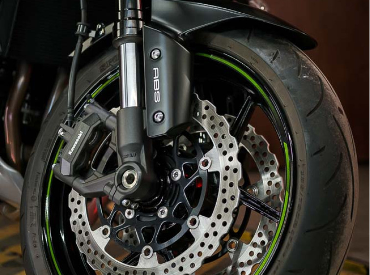 Мотоцикл Kawasaki Z1000 Состояние нового Максимальная комплектация с пробегом 4255 км