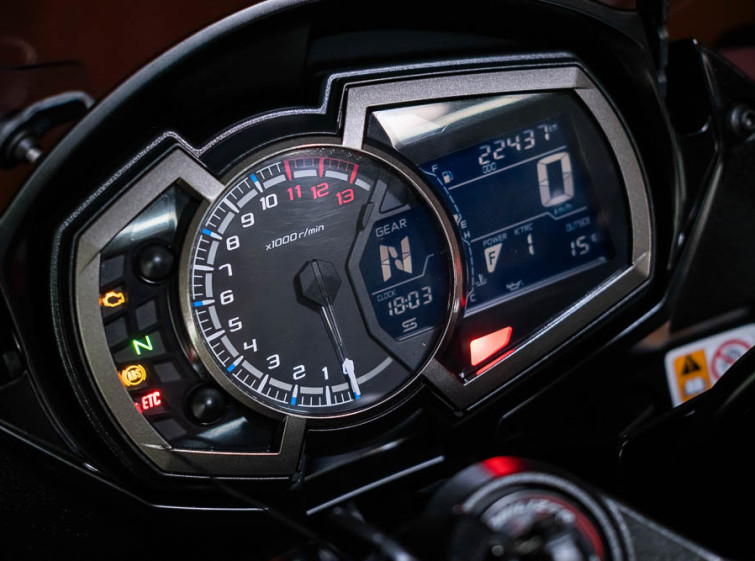 Мотоцикл Kawasaki Ninja Z1000SX ABS Traction Состояние нового с пробегом 22437 км