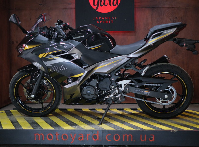Мотоцикл Kawasaki Ninja 400 з пробігом 5305 км