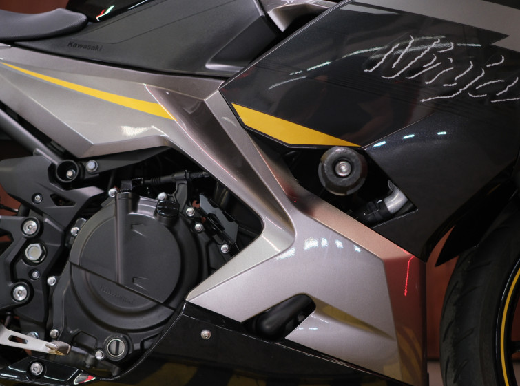 Мотоцикл Kawasaki Ninja 400 з пробігом 5305 км