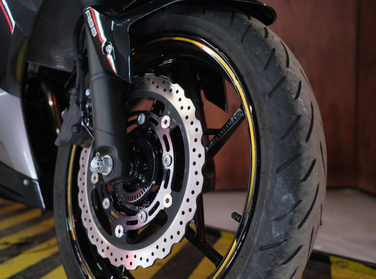 Мотоцикл Kawasaki Ninja 400 з пробігом 5305 км