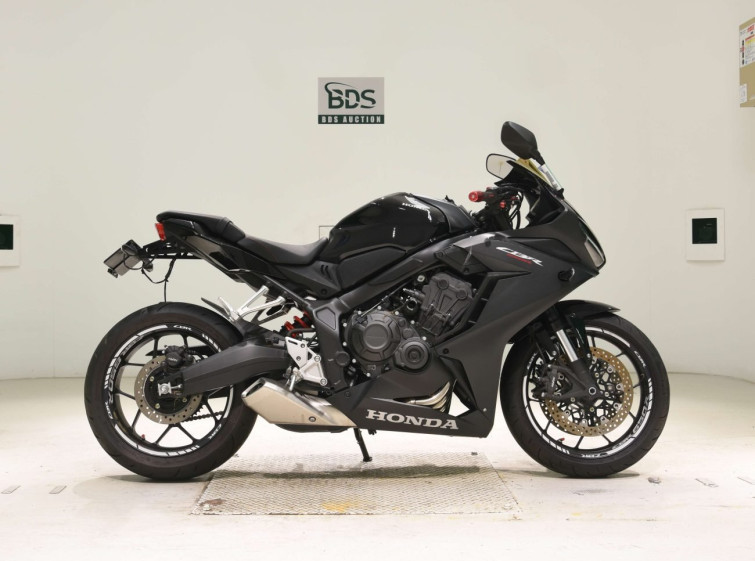 Мотоцикл Honda CBR650R с пробегом 3402 km