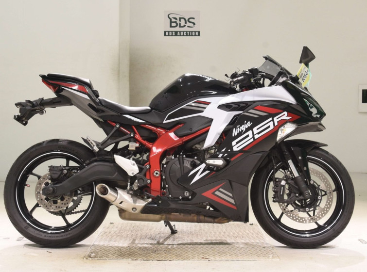 Мотоцикл Kawasaki NINJA ZX-25R с пробегом 9183 km
