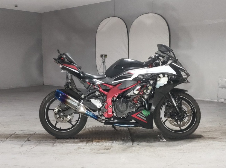 Мотоцикл Kawasaki NINJA ZX-25R с пробегом 23933 km