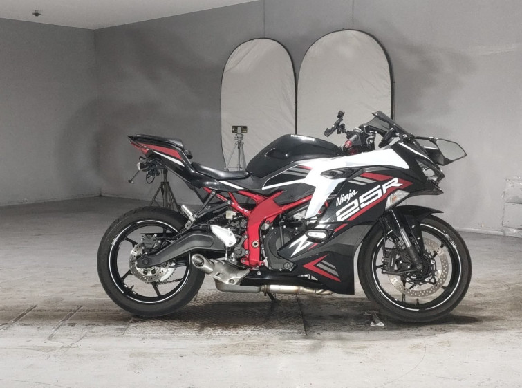 Мотоцикл Kawasaki NINJA ZX-25R KRT с пробегом 9065 km