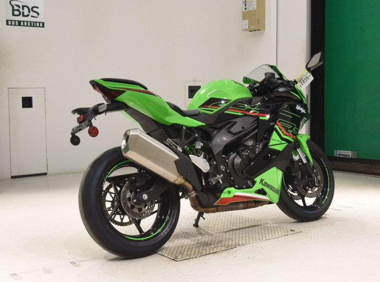 Мотоцикл Kawasaki ZX-4RR с пробегом 4567 km