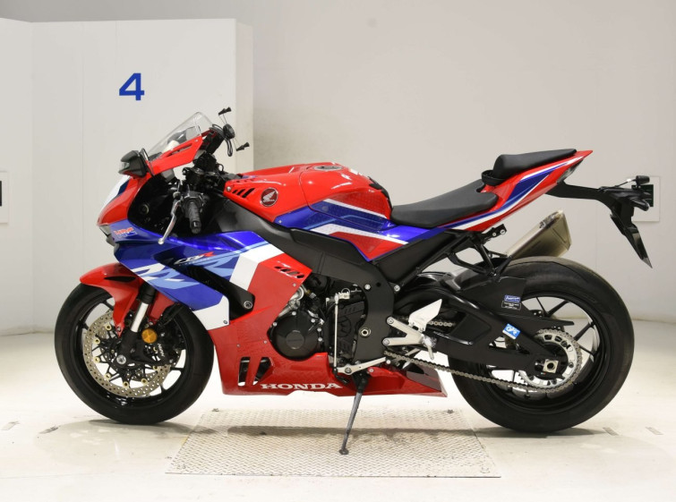 Мотоцикл Honda CBR1000RR с пробегом 5571 km