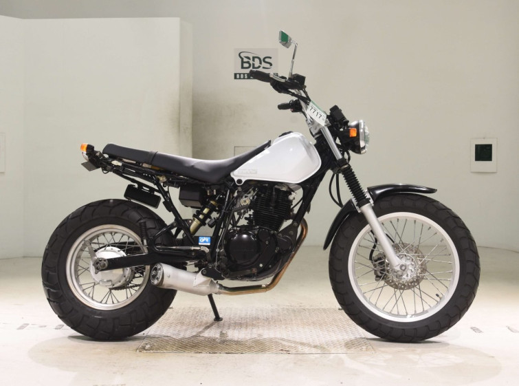Мотоцикл Yamaha TW225 с пробегом 1880 km