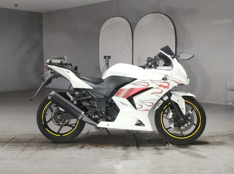 Мотоцикл Kawasaki NINJA250R з пробігом 26980 km