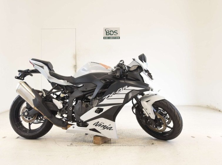 Мотоцикл Kawasaki ZX-4R SE з пробігом 5478 km
