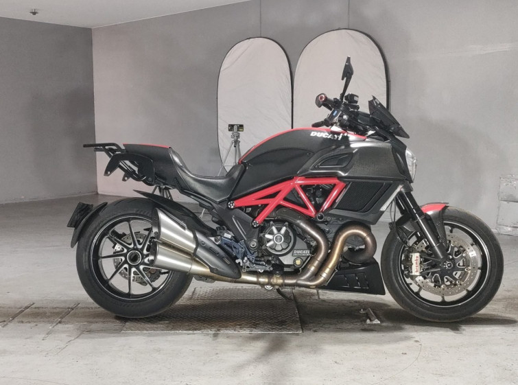 Мотоцикл Ducati DIAVEL CARBON з пробігом 67721 km