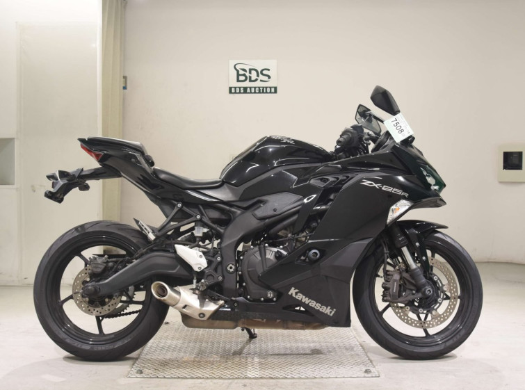 Мотоцикл Kawasaki NINJA ZX-25R з пробігом 26408 km