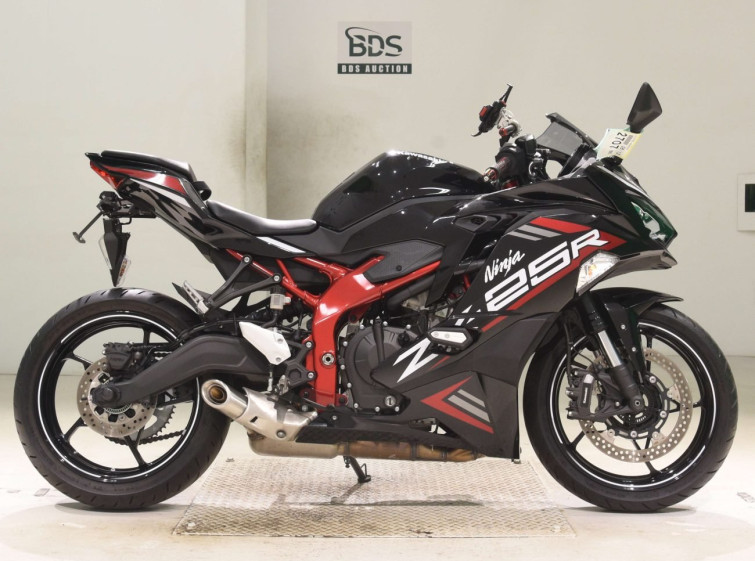 Мотоцикл Kawasaki NINJA ZX-25R KRT з пробігом 3432 km