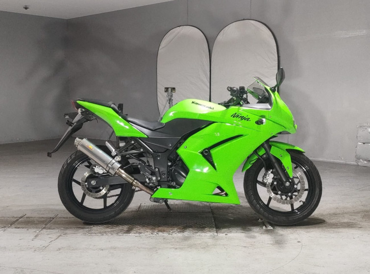 Мотоцикл Kawasaki NINJA250R з пробігом 16885 km
