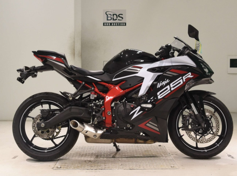 Мотоцикл Kawasaki NINJA ZX-25R с пробегом 3943 km
