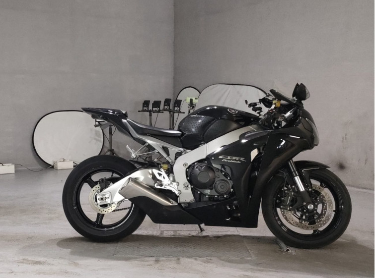 Мотоцикл Honda CBR1000RR з пробігом 8002 km
