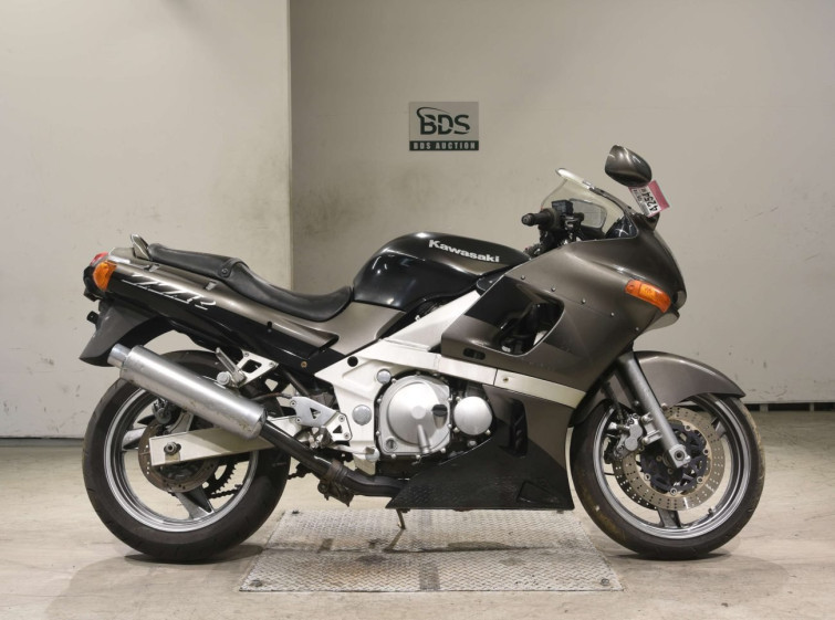Мотоцикл Kawasaki ZZ-R400 з пробігом 59715 km