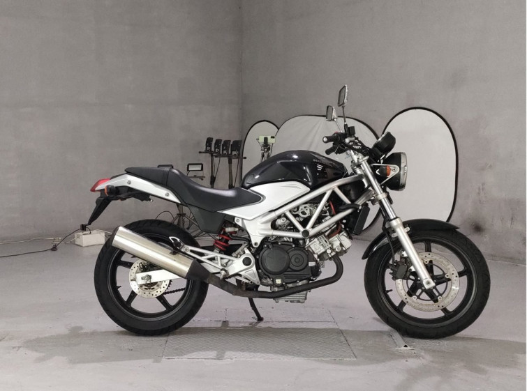 Мотоцикл Honda VTR250 с пробегом 15824 km