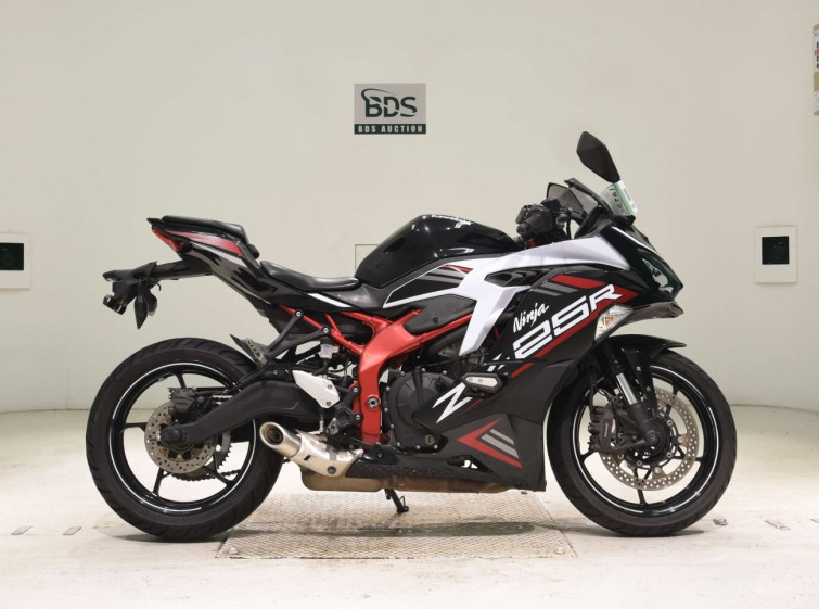 Мотоцикл Kawasaki NINJA ZX-25R с пробегом 27155 km