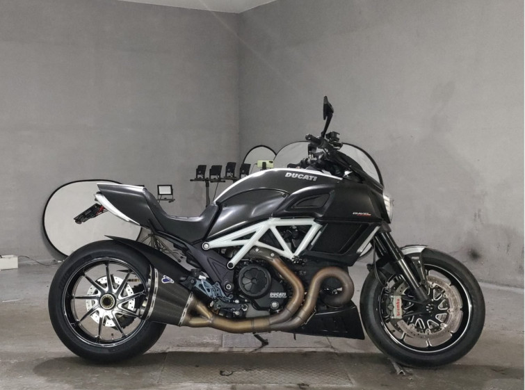 Мотоцикл Ducati DIAVEL CARBON з пробігом 27032 km