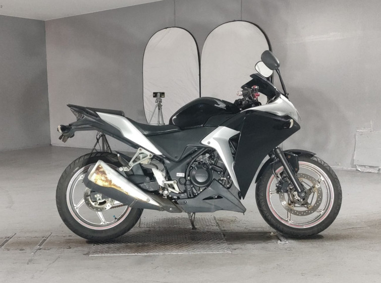 Мотоцикл Honda CBR250R з пробігом 15425 km