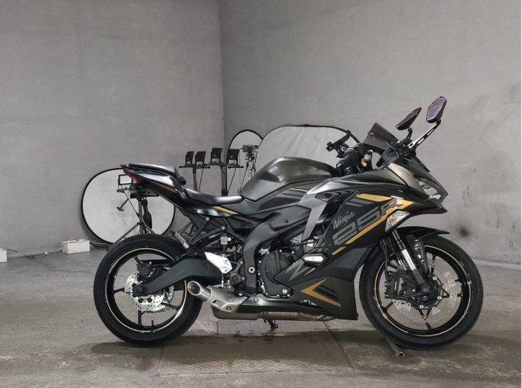 Мотоцикл Kawasaki NINJA ZX-25R KRT з пробігом 6880 km