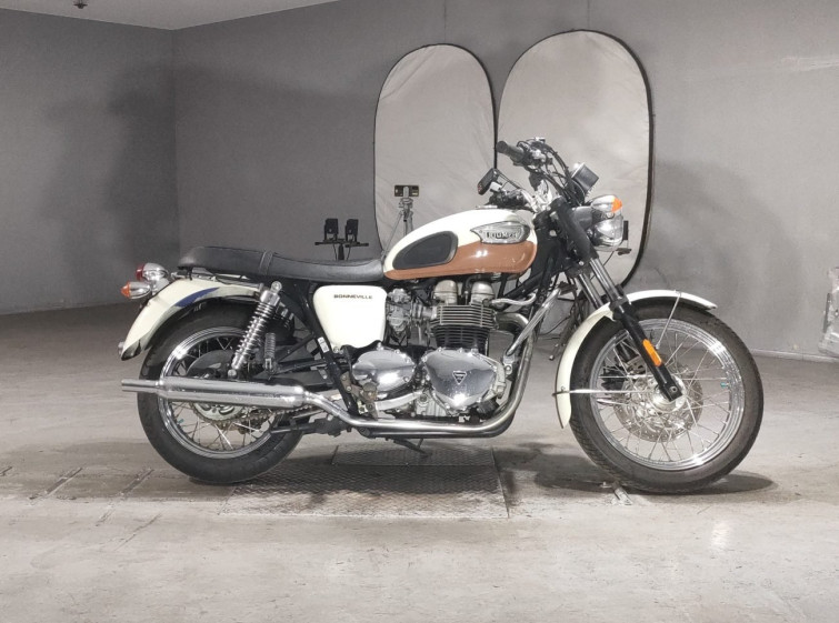 Мотоцикл Triumph T100 BONNEVILLE з пробігом 5743 km