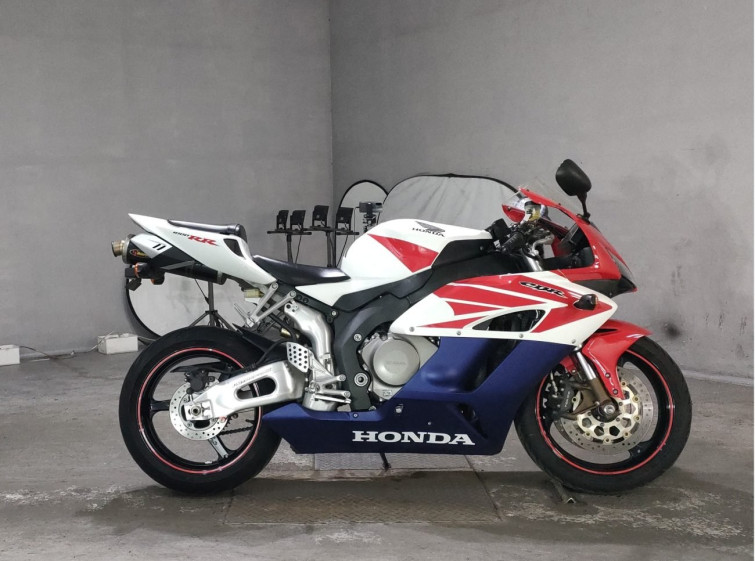 Мотоцикл Honda CBR1000RR с пробегом 24461 km