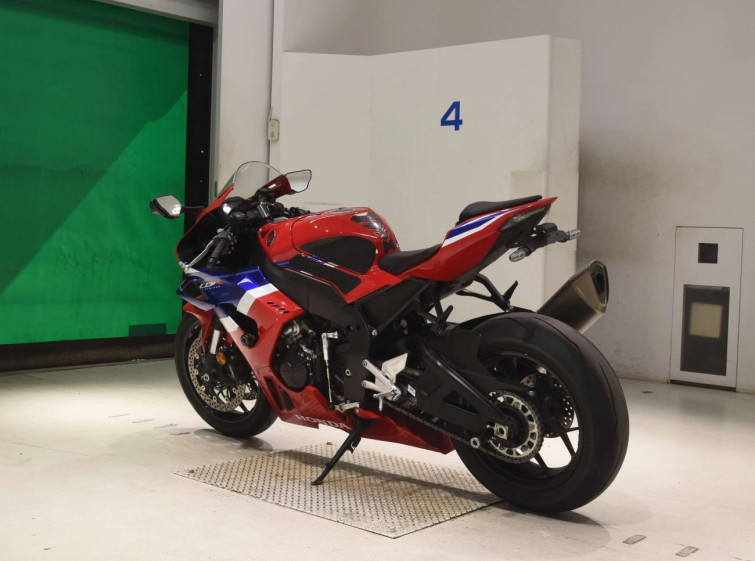 Мотоцикл Honda CBR1000RR с пробегом 1213 km