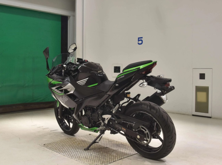 Мотоцикл Kawasaki NINJA400 з пробігом 4107 km
