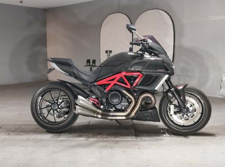 Мотоцикл Ducati DIAVEL CARBON з пробігом 36670 km