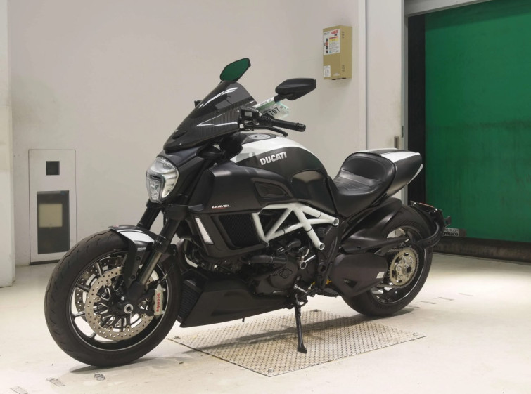 Мотоцикл Ducati DIAVEL CARBON с пробегом 5809 km