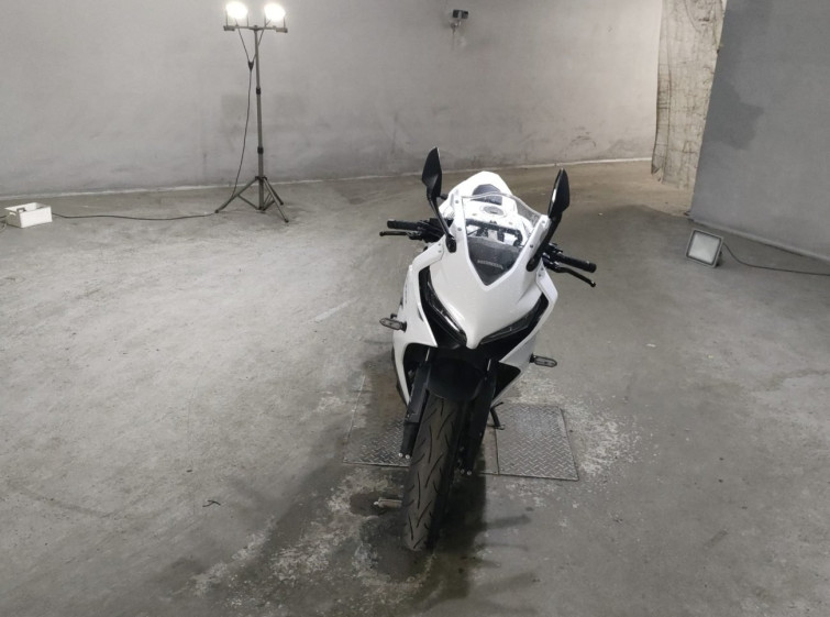 Мотоцикл Honda CBR650R с пробегом 9011 km