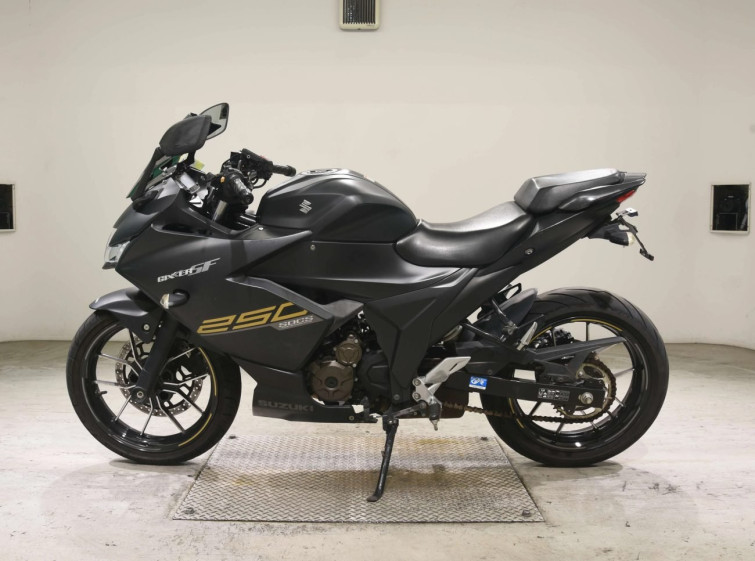 Мотоцикл Suzuki GIXXER SF250 с пробегом 42738 km