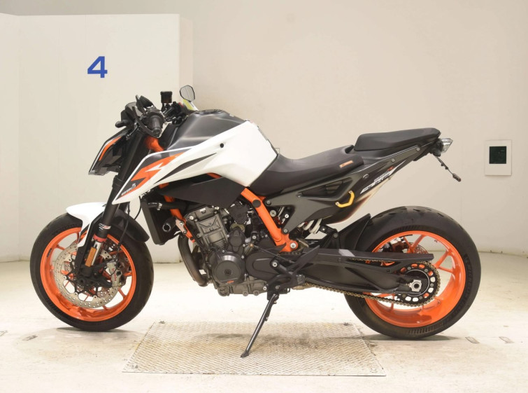 Мотоцикл KTM 890 DUKE R с пробегом 5946 km