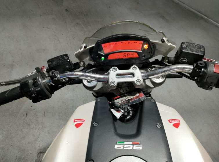 Мотоцикл Ducati MONSTER 696 PLUS з пробігом 23426 km