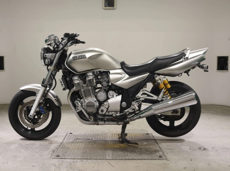 Мотоцикл Yamaha XJR1300 з пробігом 69076 km