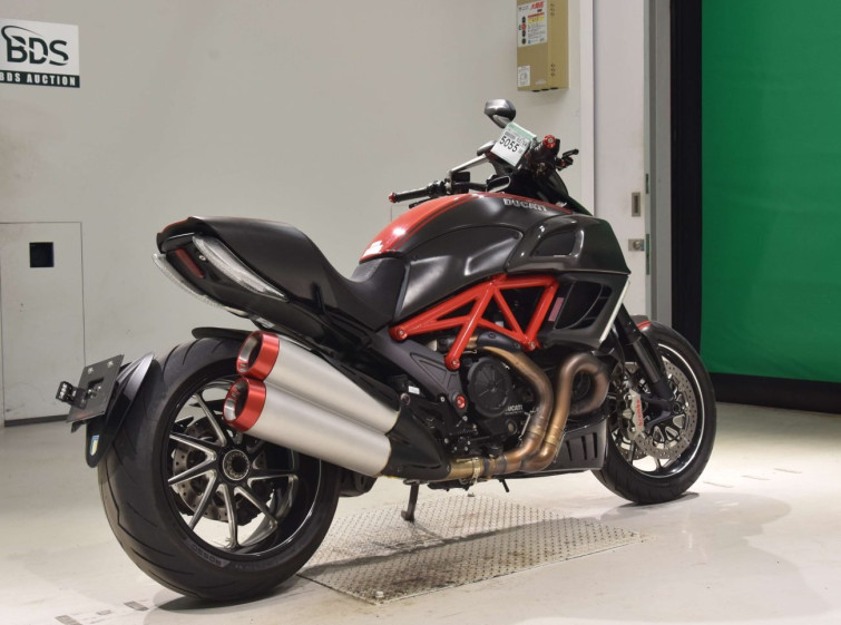 Мотоцикл Ducati DIAVEL CARBON з пробігом 22152 km