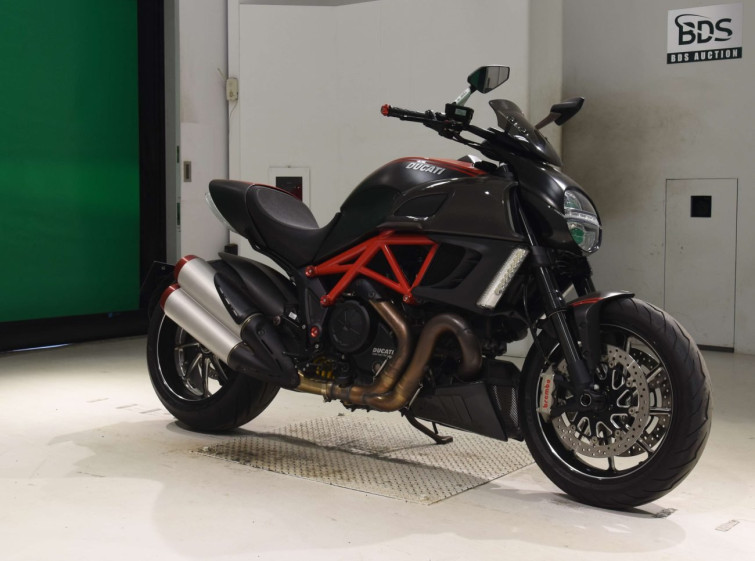 Мотоцикл Ducati DIAVEL CARBON з пробігом 22152 km
