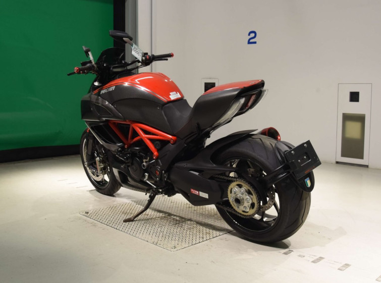 Мотоцикл Ducati DIAVEL CARBON з пробігом 22152 km