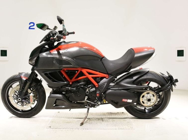 Мотоцикл Ducati DIAVEL CARBON з пробігом 22152 km
